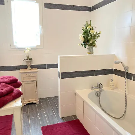 Avec Sa Salle De Bain Privee Attenante Et Wc Prive Larroque-sur-l'Osse